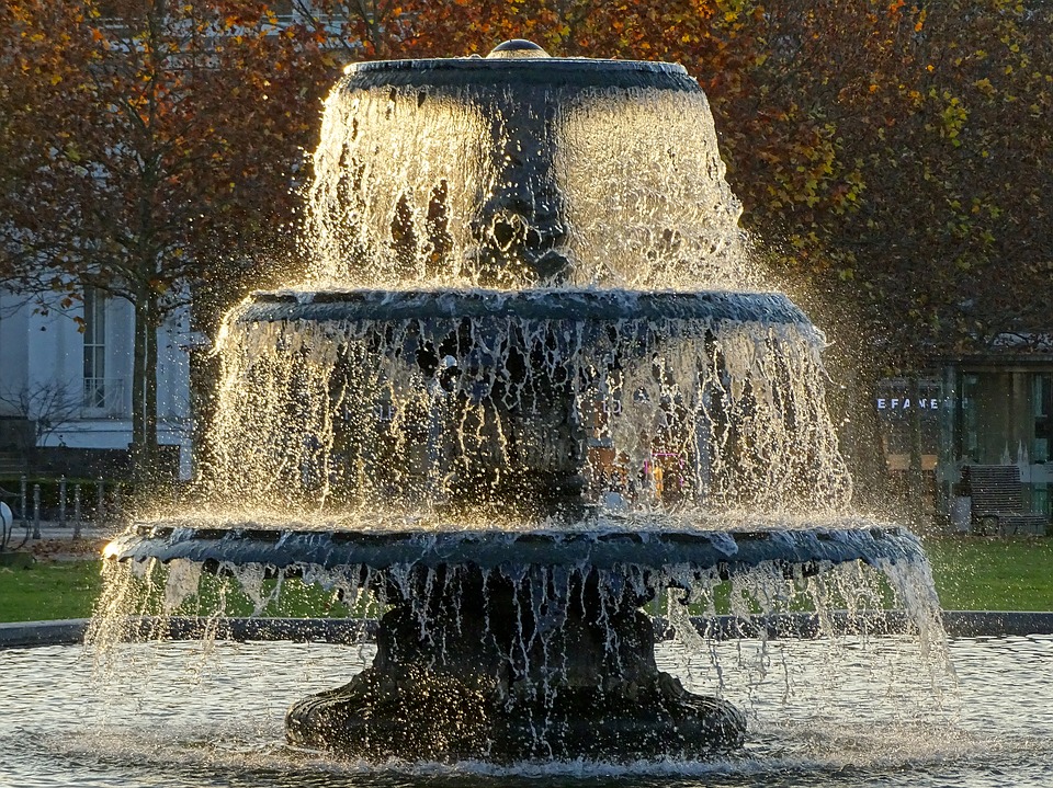 Wasserspiele und Beleuchtung auf der Terrasse